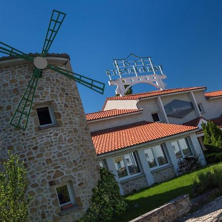 LOGIS Hôtel Le Moulin Des Gardelles Riom Exterior foto