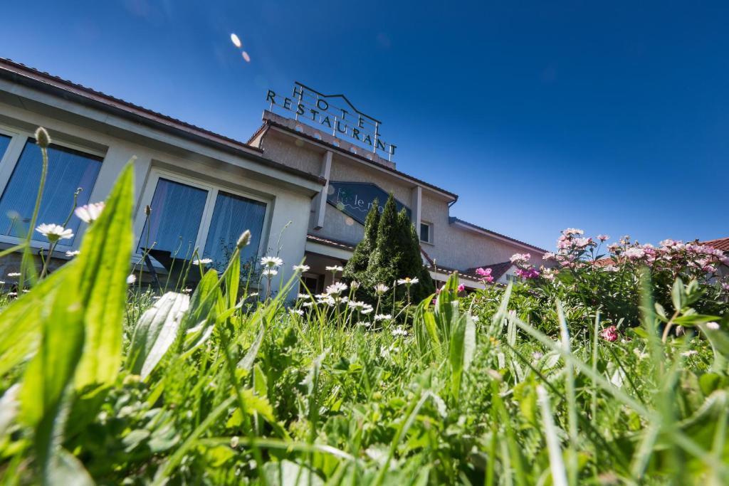 LOGIS Hôtel Le Moulin Des Gardelles Riom Exterior foto