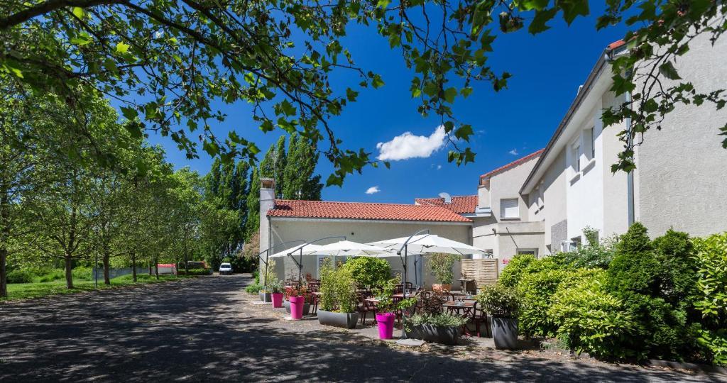 LOGIS Hôtel Le Moulin Des Gardelles Riom Exterior foto