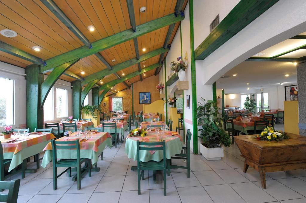 LOGIS Hôtel Le Moulin Des Gardelles Riom Exterior foto