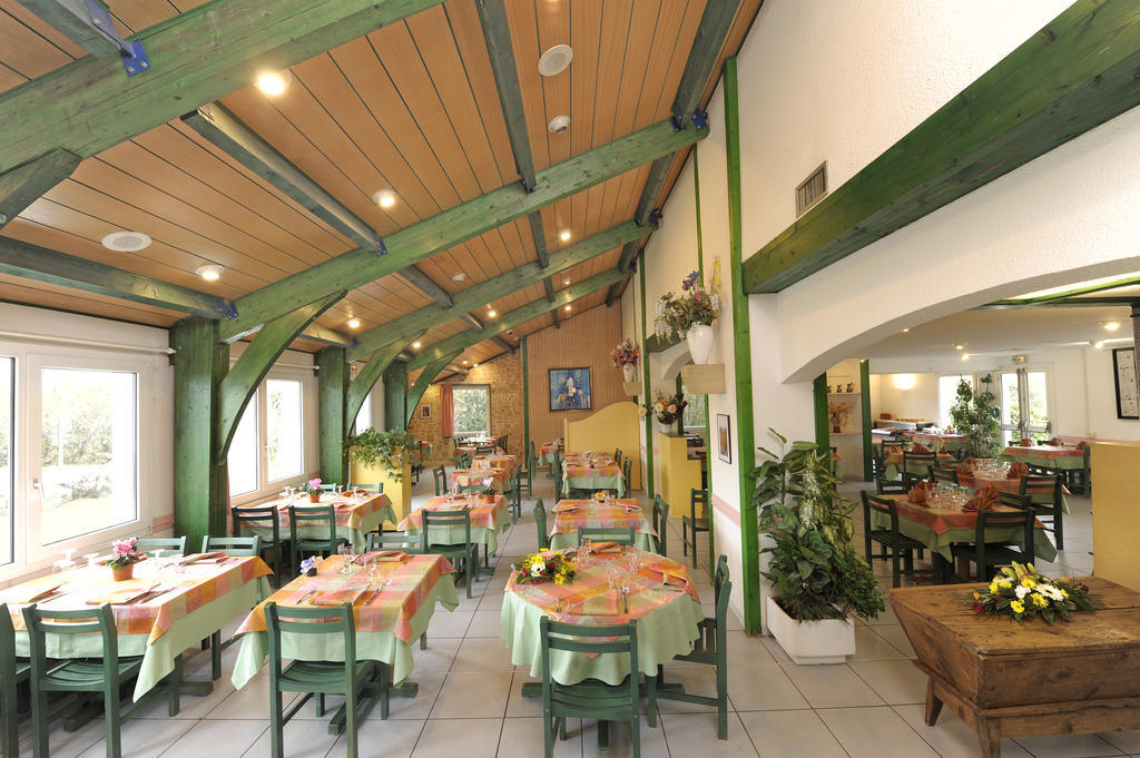LOGIS Hôtel Le Moulin Des Gardelles Riom Exterior foto