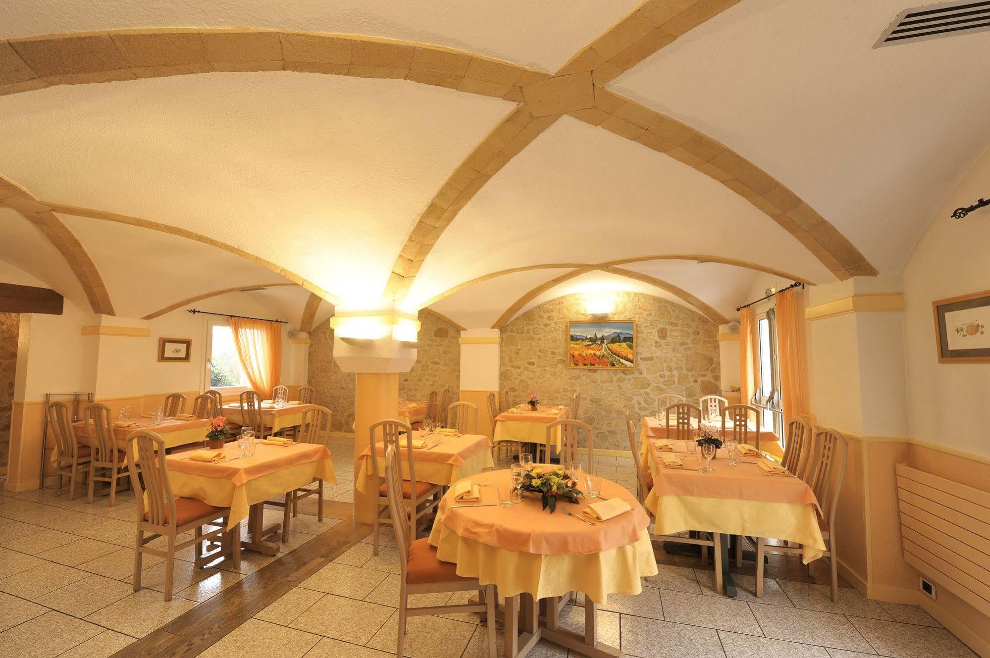 LOGIS Hôtel Le Moulin Des Gardelles Riom Exterior foto