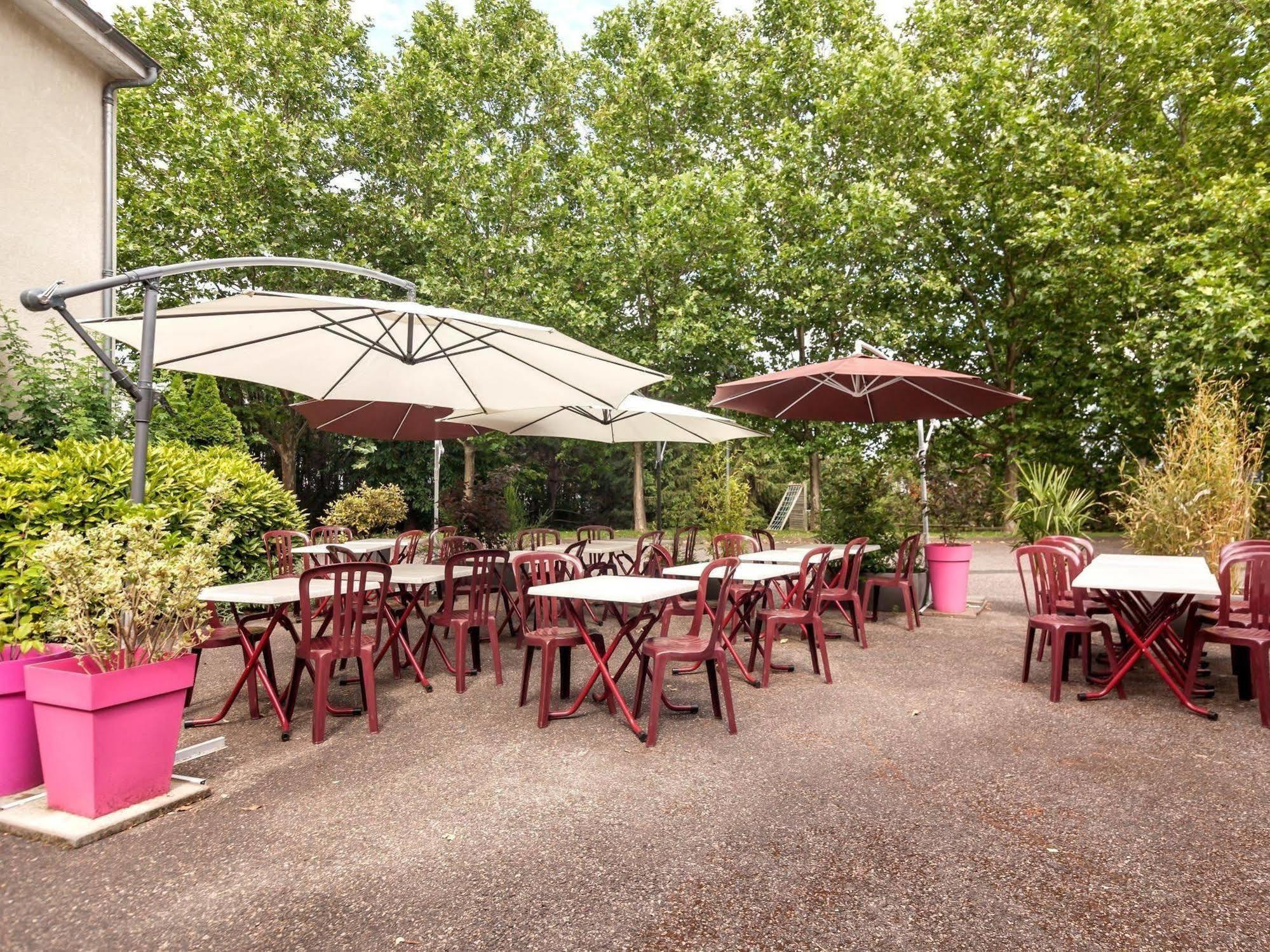 LOGIS Hôtel Le Moulin Des Gardelles Riom Exterior foto