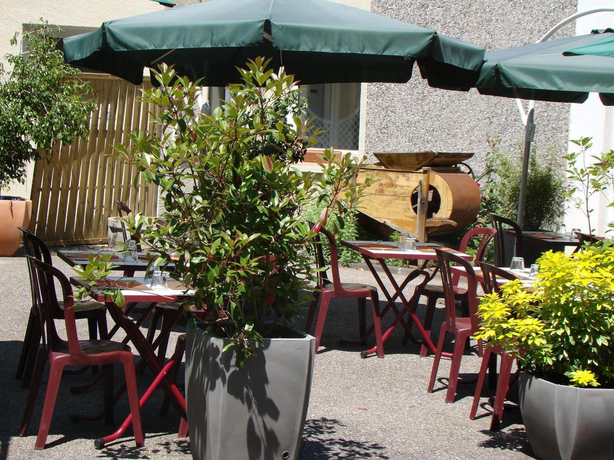 LOGIS Hôtel Le Moulin Des Gardelles Riom Exterior foto