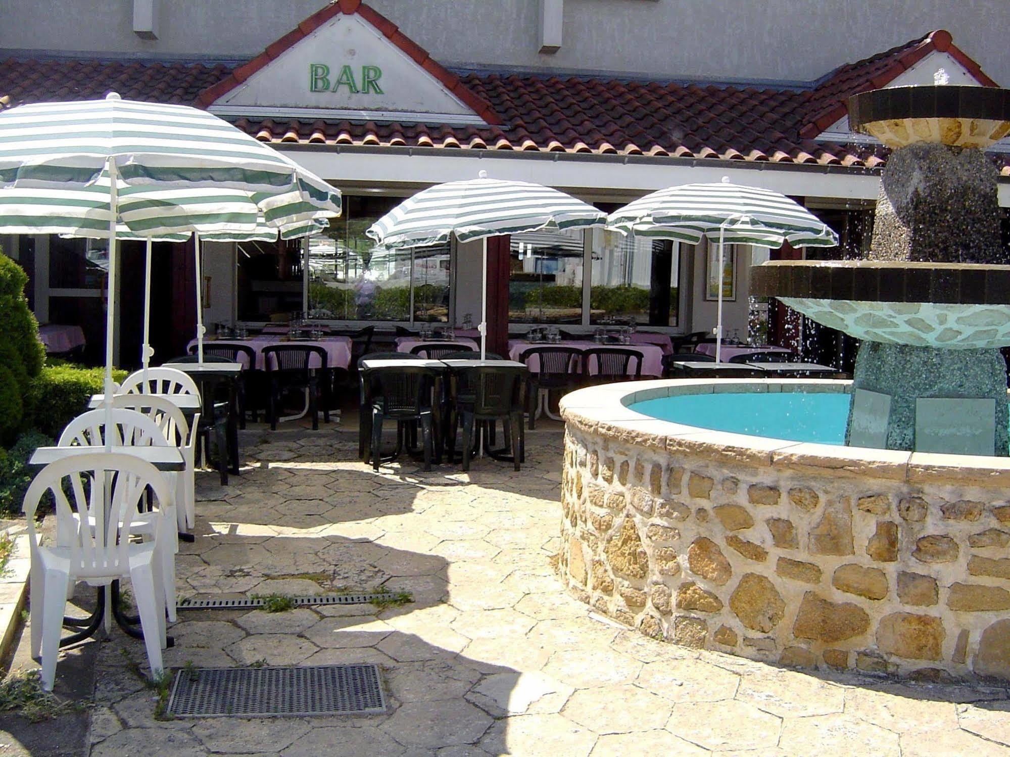 LOGIS Hôtel Le Moulin Des Gardelles Riom Exterior foto