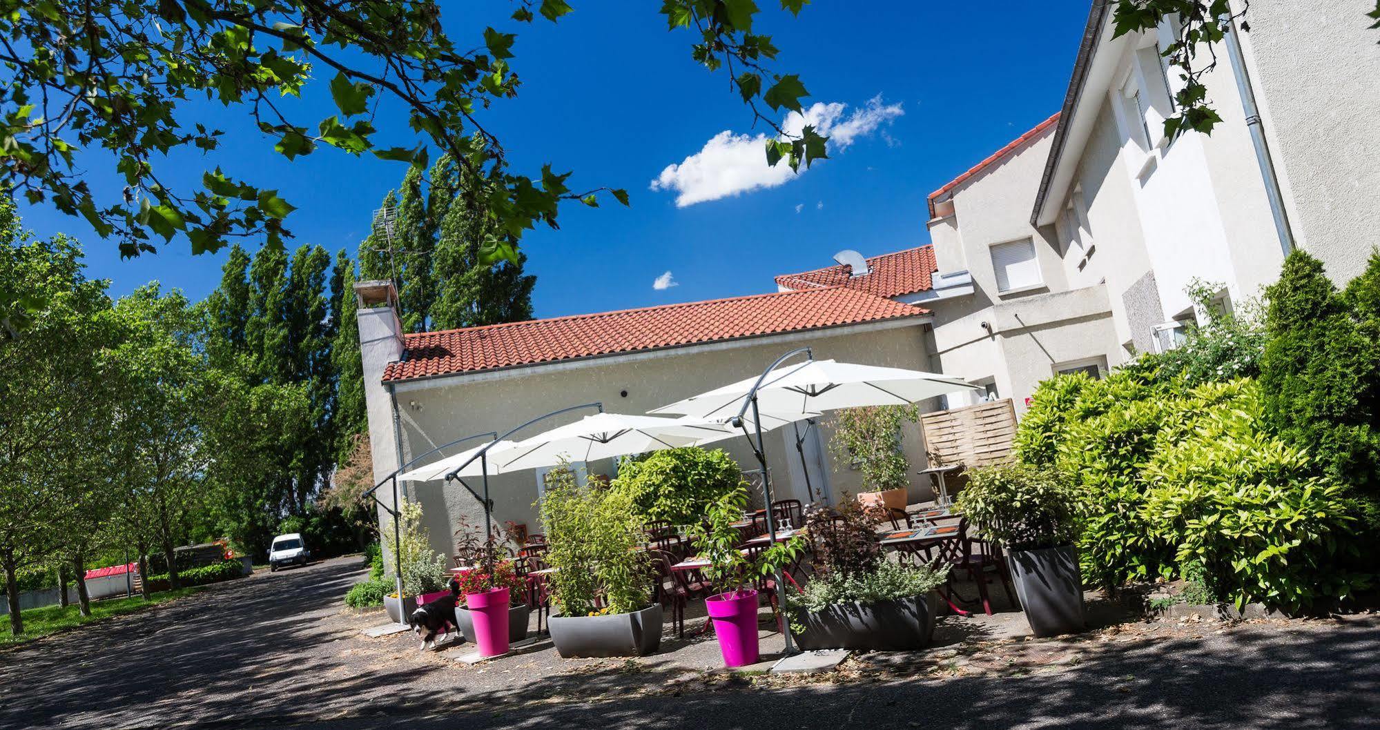 LOGIS Hôtel Le Moulin Des Gardelles Riom Exterior foto