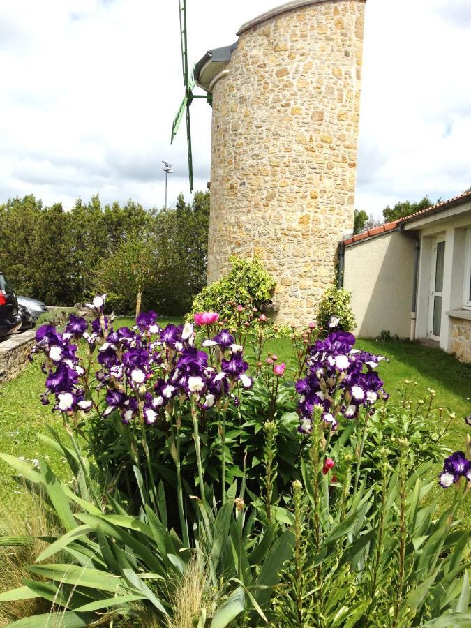 LOGIS Hôtel Le Moulin Des Gardelles Riom Exterior foto